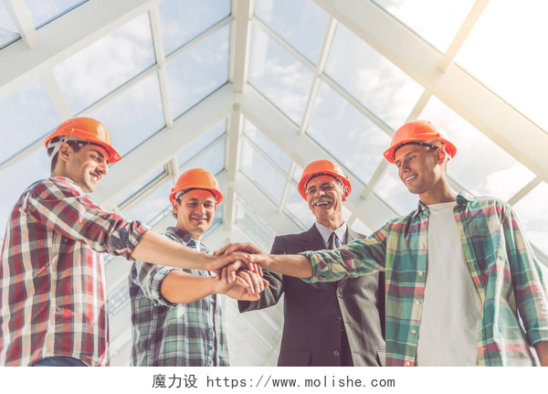 办公室中心握手的施工队伍建造业工人